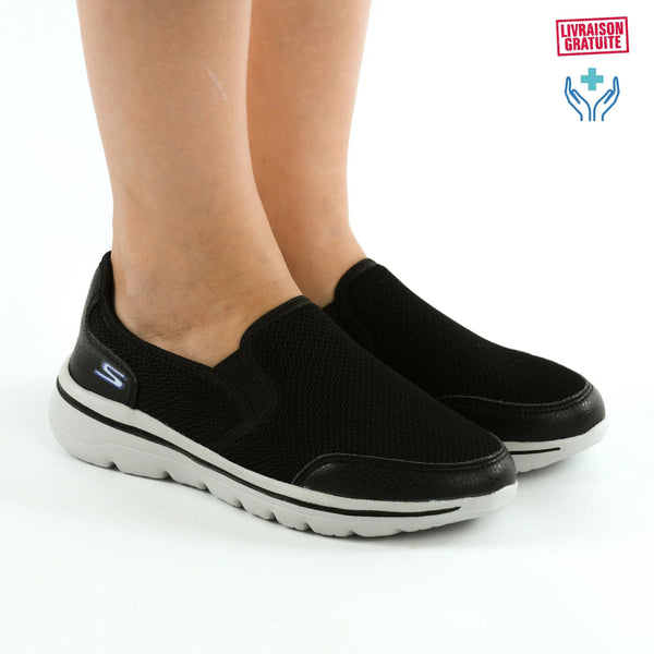 Chaussures médicales femme MARJANA noir slip-in portées pieds nus – Vue frontale lifestyle – Semelle souple anti-fatigue – BAJO SHOES