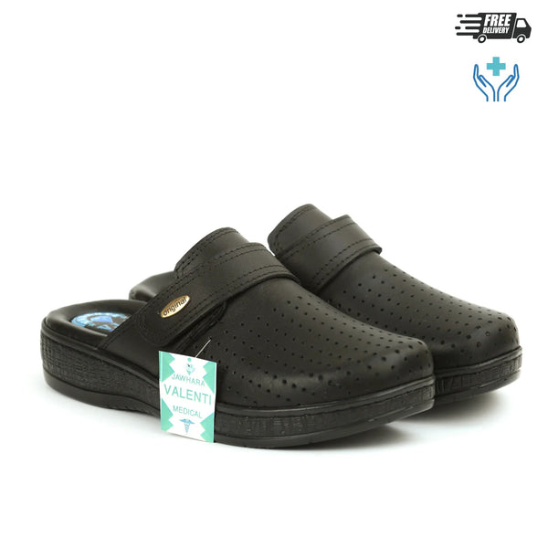 Sabot médical femme cuir noir velcro perforé – Vue produit paire fond blanc – Semelle compensée anti-fatigue – BAJO SHOES 080