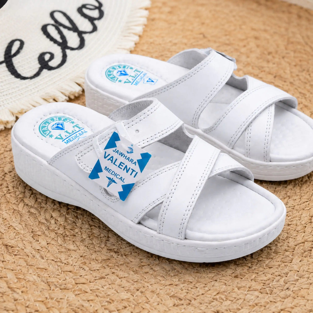 Sandales médicales pour femme BAJO SHOES en cuir souple, respirant, avec semelle confortable et boucles réglables.