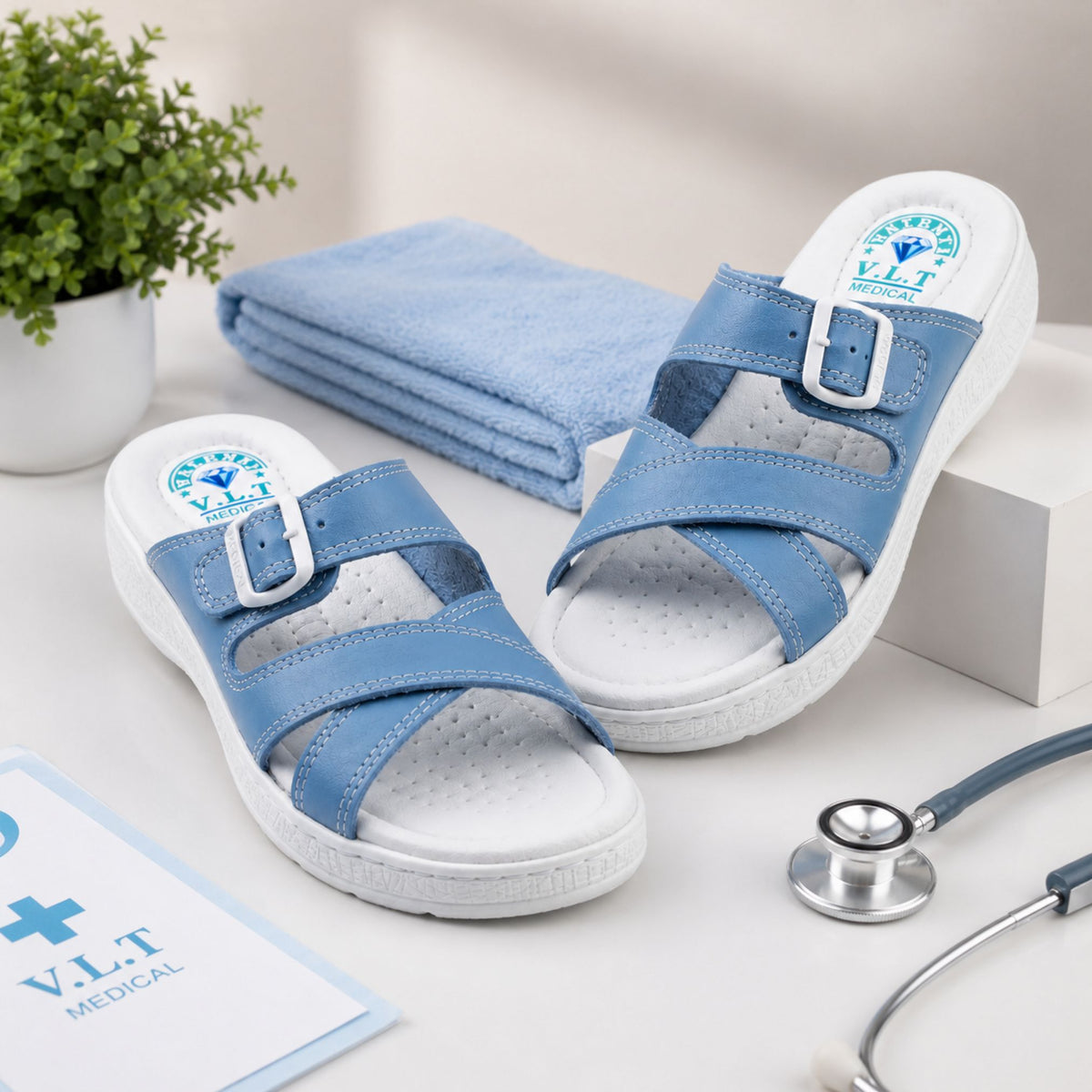 Sandales médicales pour femme BAJO SHOES en cuir souple, respirant avec semelle confort et boucles réglables.