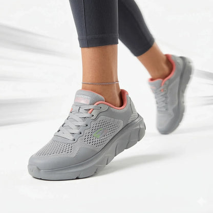 BAJO SHOES Chaussures de Sport Femme gris avec accent rose – portées en marche avec leggings gris – semelle médicale ergonomique – respirantes légères – BAJO SHOES
