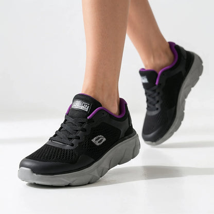 BAJO SHOES Chaussures de Sport Femme noir avec accent violet – portées en mouvement – design médical respirant – semelle souple grise – BAJO SHOES