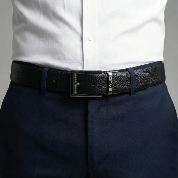 Ceinture homme réversible cuir véritable noir portée avec chemise blanche et pantalon marine – Boucle pivotante BAJO – Style élégant