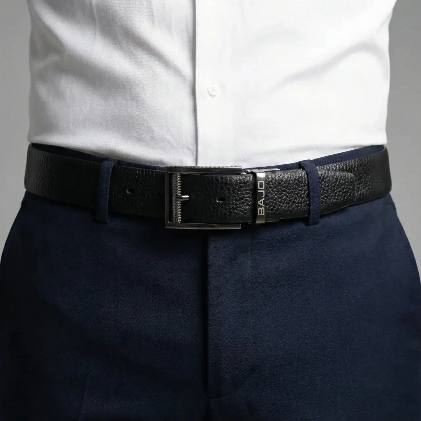 Ceinture homme réversible cuir véritable noir portée avec chemise blanche et pantalon marine – Boucle pivotante BAJO – Style élégant