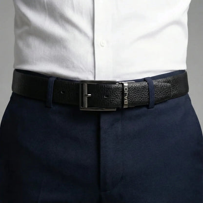 Ceinture homme réversible cuir véritable noir portée avec chemise blanche et pantalon marine – Boucle pivotante BAJO – Style élégant