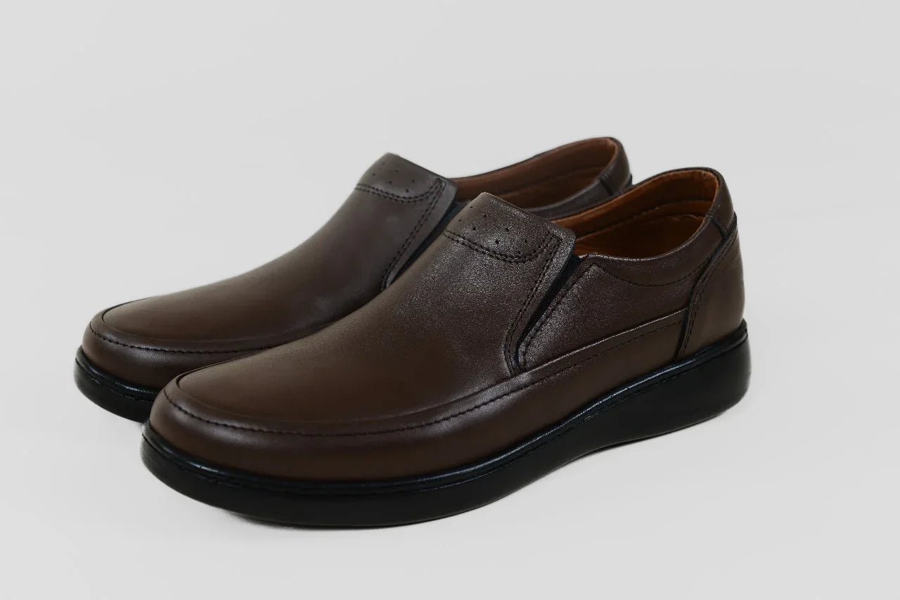 Chaussure de ville homme cuir premium marron slip-on – Vue produit paire 3/4 – Semelle médicale haute performance – BAJO SHOES 108