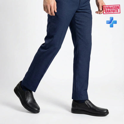 Chaussure de ville homme cuir noir slip-on portée avec pantalon marine – Lifestyle marche – Semelle médicale confort quotidien – BAJO SHOES 108