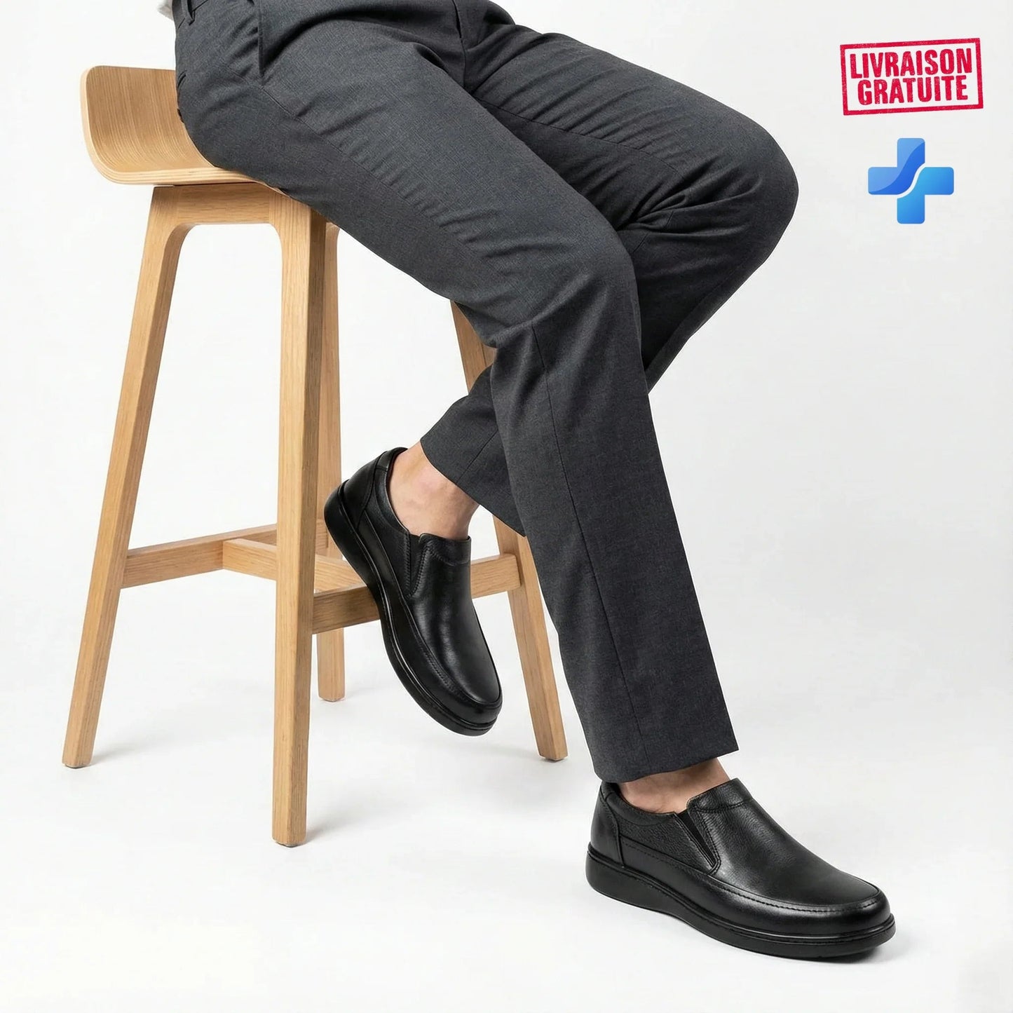 Chaussure de ville homme cuir noir slip-on portée – Homme assis sur tabouret pantalon gris – Confort semelle médicale – BAJO SHOES 108