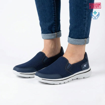 Chaussures médicales femme MARJANA bleu marine slip-in portées avec jean – Vue lifestyle – Semelle orthopédique légère – BAJO SHOES