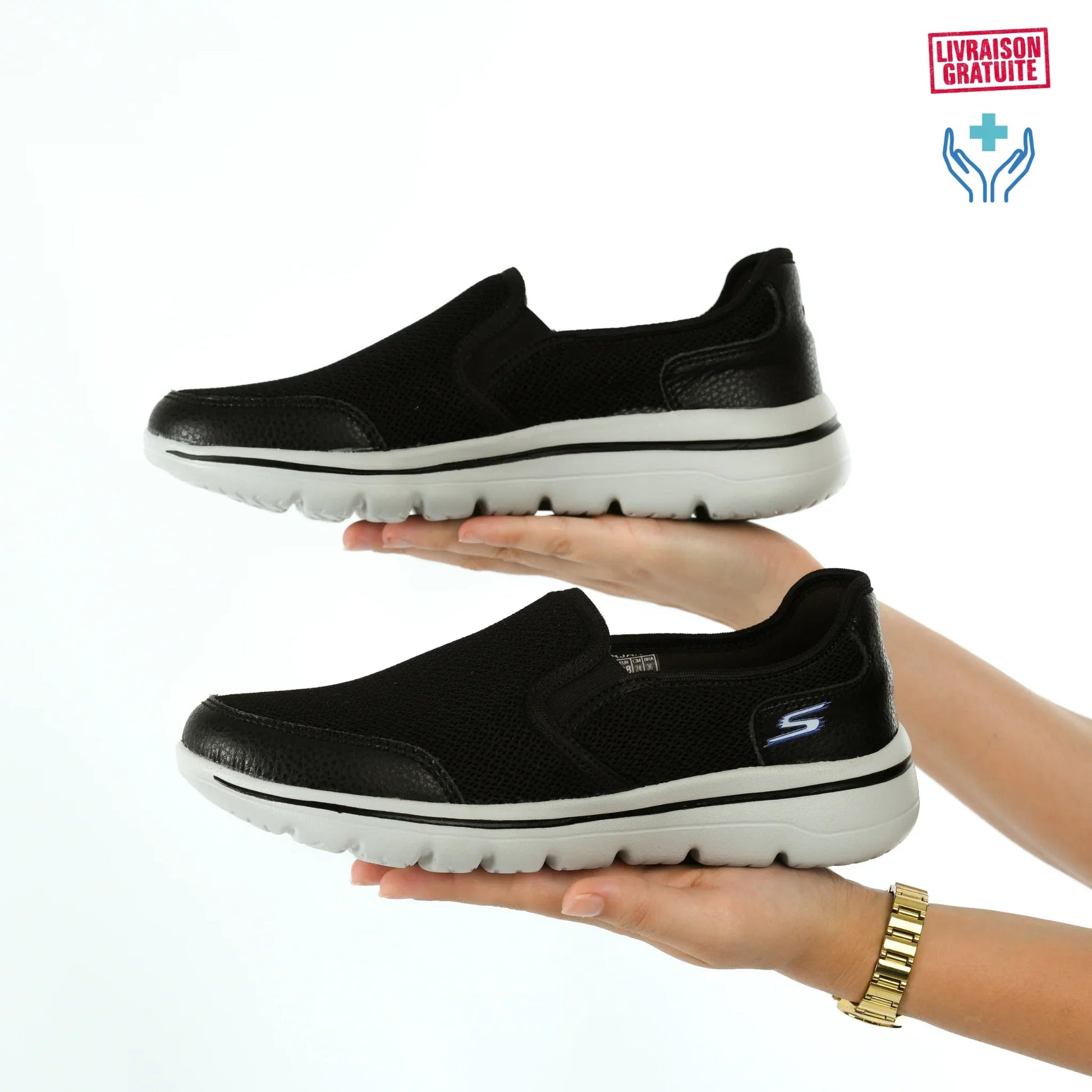 Chaussures médicales femme MARJANA noir tenues en main – Vue semelle ergonomique – Design slip-in léger – BAJO SHOES