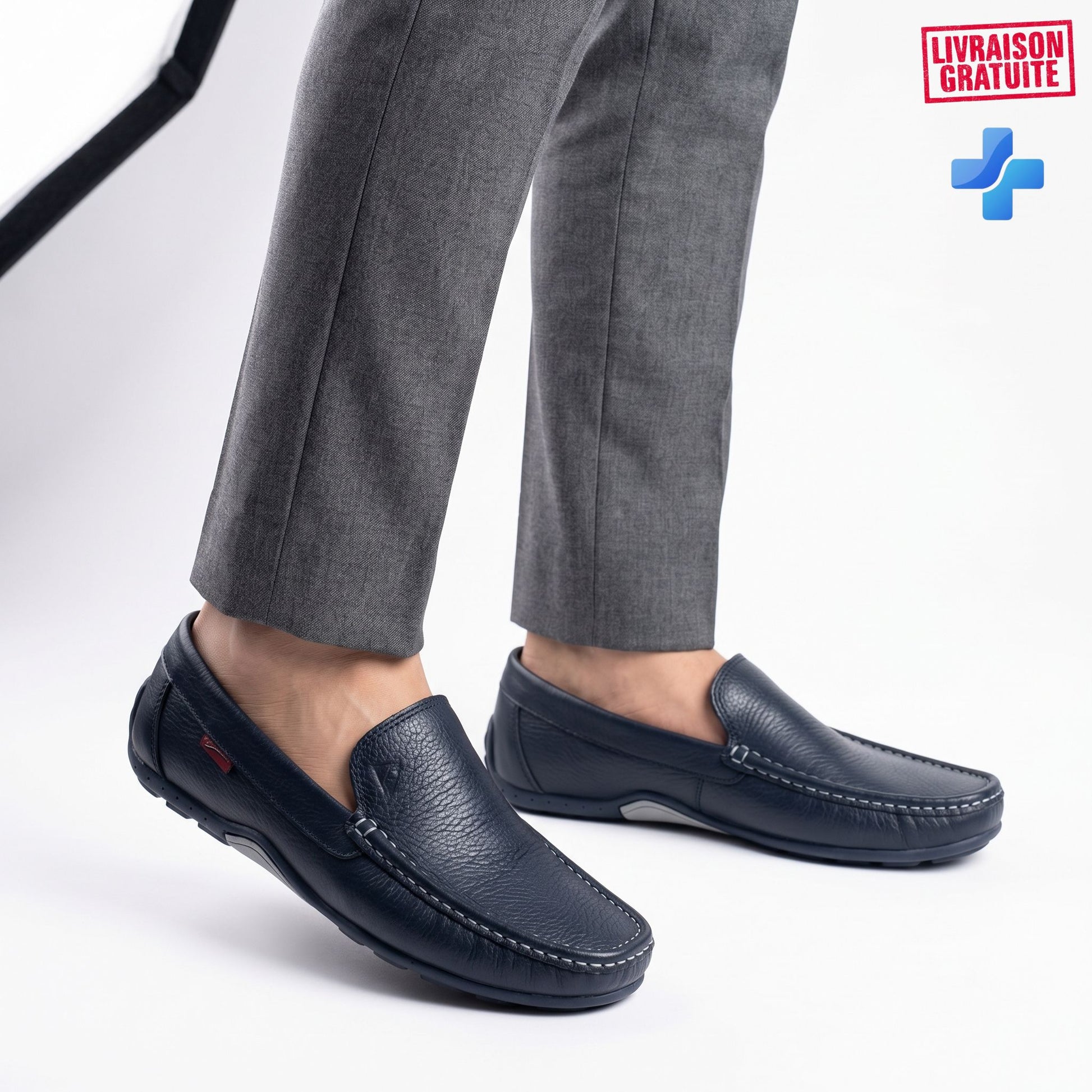 Mocassins cuir grainé homme bleu marine BAJO SHOES portés avec pantalon gris – Vue de face lifestyle – Livraison gratuite