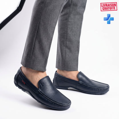 Mocassins cuir grainé homme bleu marine BAJO SHOES portés avec pantalon gris – Vue de face lifestyle – Livraison gratuite