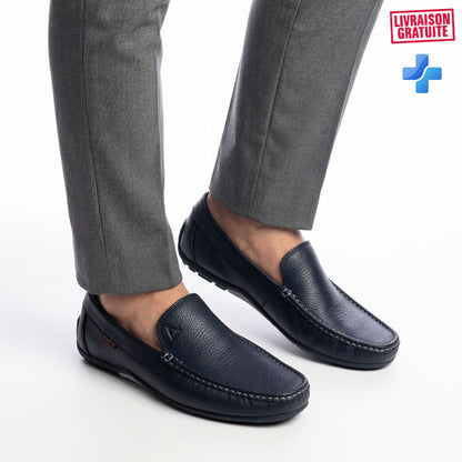 Mocassins cuir grainé homme bleu marine BAJO SHOES portés avec pantalon gris – Vue latérale lifestyle – Livraison gratuite