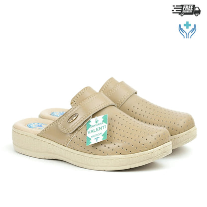 Sabot médical femme cuir beige velcro perforé – Vue produit paire fond blanc – Semelle compensée anti-fatigue – BAJO SHOES 080