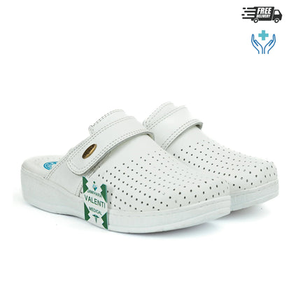 Sabot médical femme cuir blanc velcro perforé – Vue produit paire fond blanc – Semelle compensée légère – BAJO SHOES 080