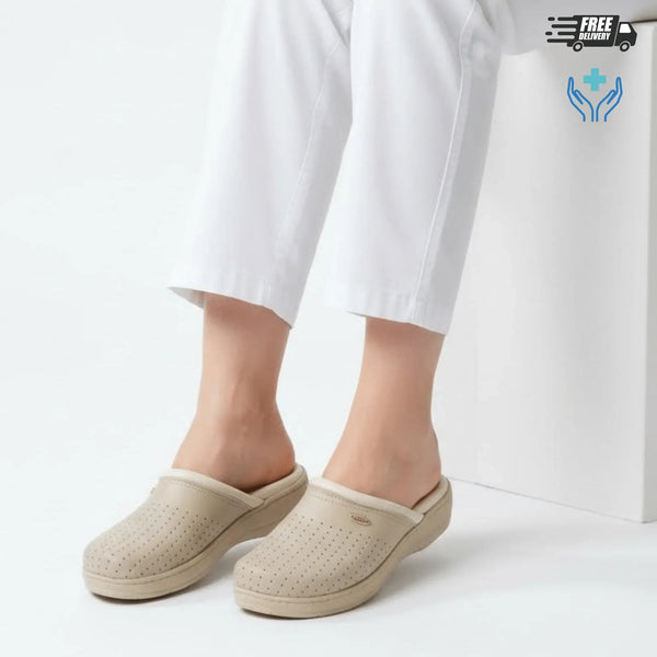 Sabot médical femme cuir beige porté avec tenue soignante blanche – Confort anti-fatigue pour infirmières – BAJO SHOES 092