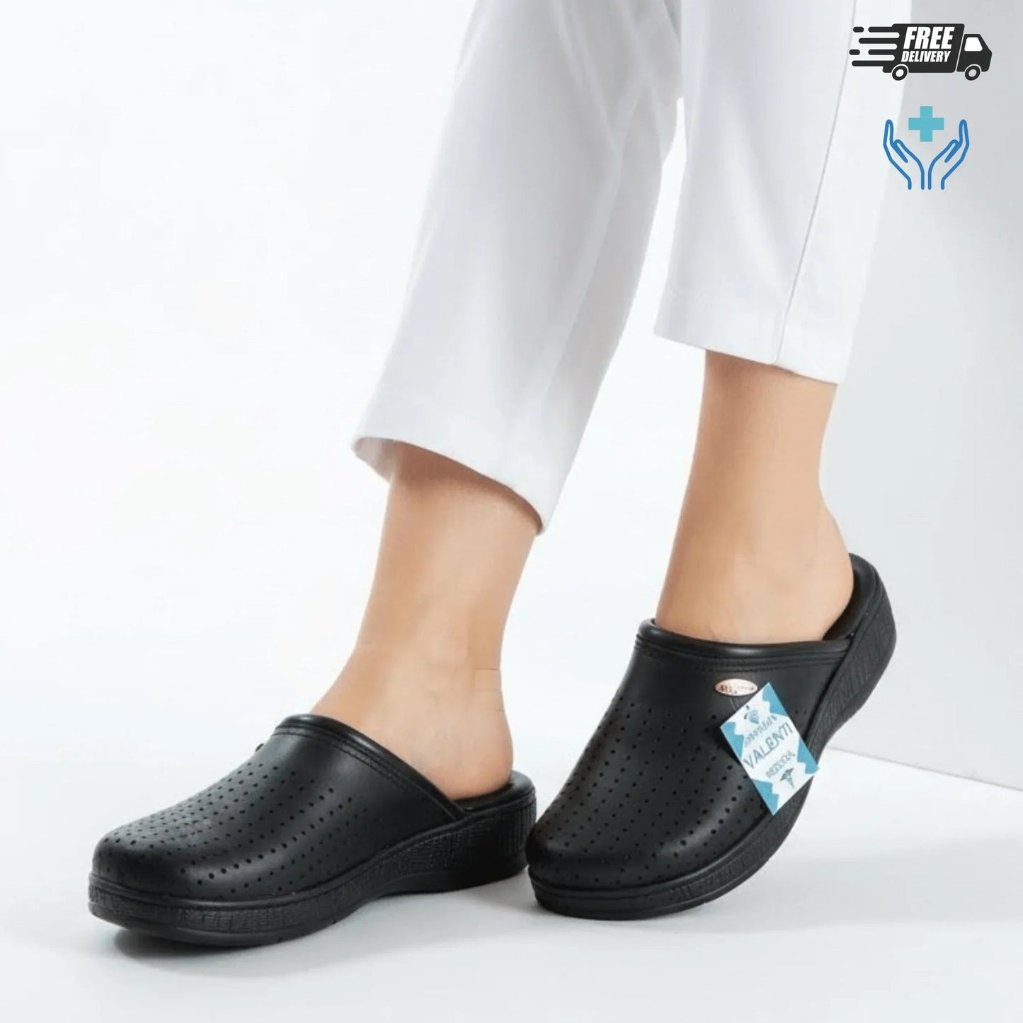 Sabot médical femme cuir noir porté avec blouse médicale blanche – Semelle ergonomique anti-fatigue – BAJO SHOES 092