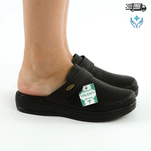 Sabot médical femme cuir noir velcro perforé porté – Vue profil pied – Semelle compensée anti-fatigue – BAJO SHOES 080