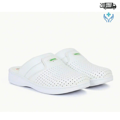 Sabot médical homme cuir blanc perforé – Vue produit paire 3/4 fond blanc – Semelle compensée anti-fatigue – BAJO SHOES 015