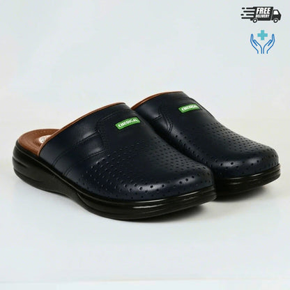 Sabot médical homme cuir bleu marine perforé – Vue produit paire 3/4 fond blanc – Semelle anti-fatigue antidérapante – BAJO SHOES 015