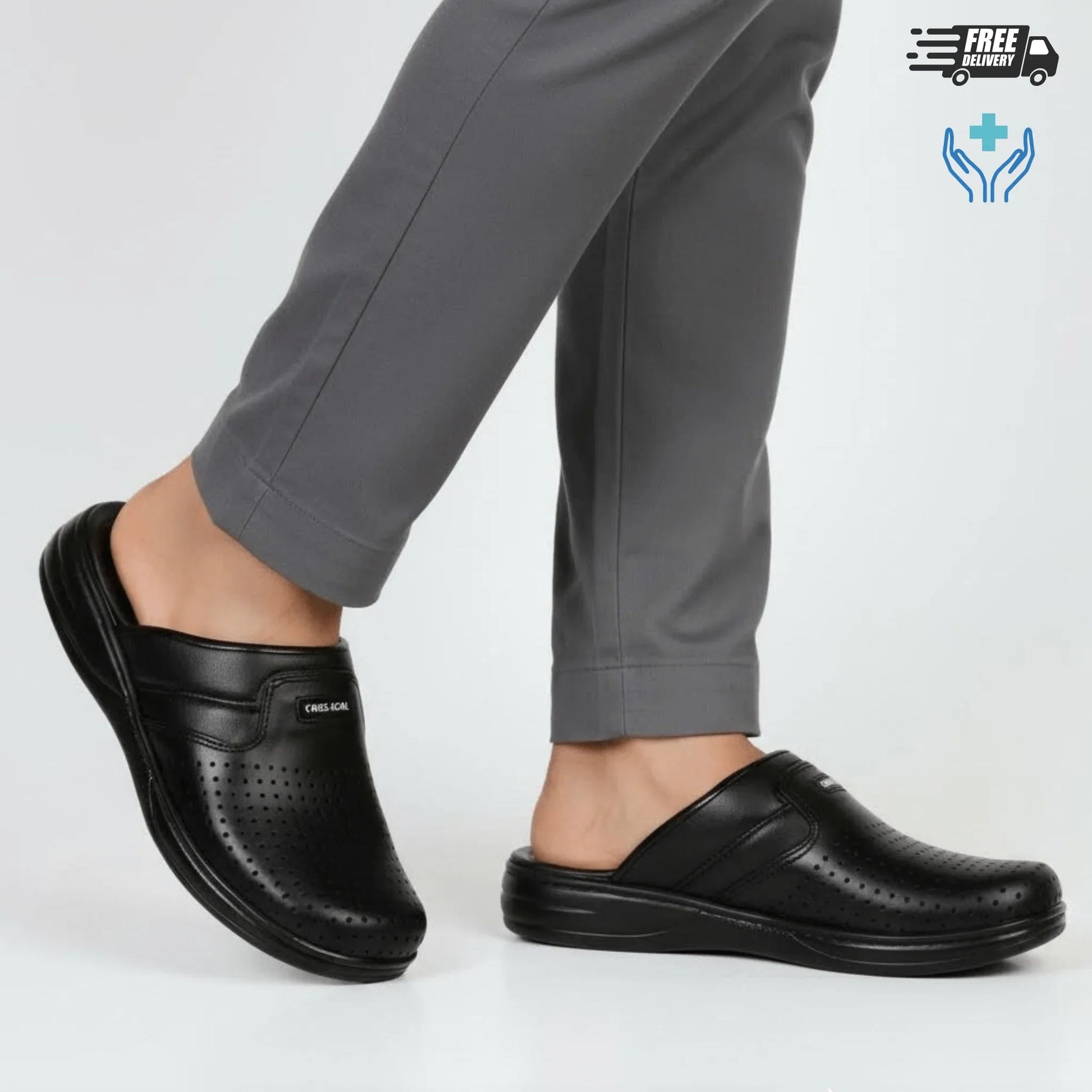 Sabot médical homme cuir noir perforé porté avec pantalon gris – Vue latérale lifestyle – Semelle anti-fatigue – BAJO SHOES 015