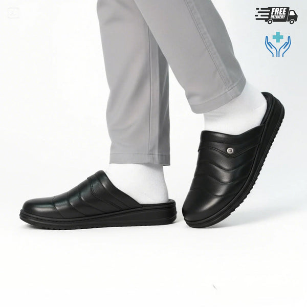 Sabot médical homme en cuir noir pour professionnel de santé, porté avec pantalon gris, semelle ergonomique anti-fatigue - BAJO SHOES 047