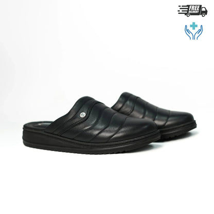 Paire de sabots médicaux homme en cuir véritable noir, vue 3/4 sur fond blanc, semelle compensée confort professionnel - BAJO SHOES 047