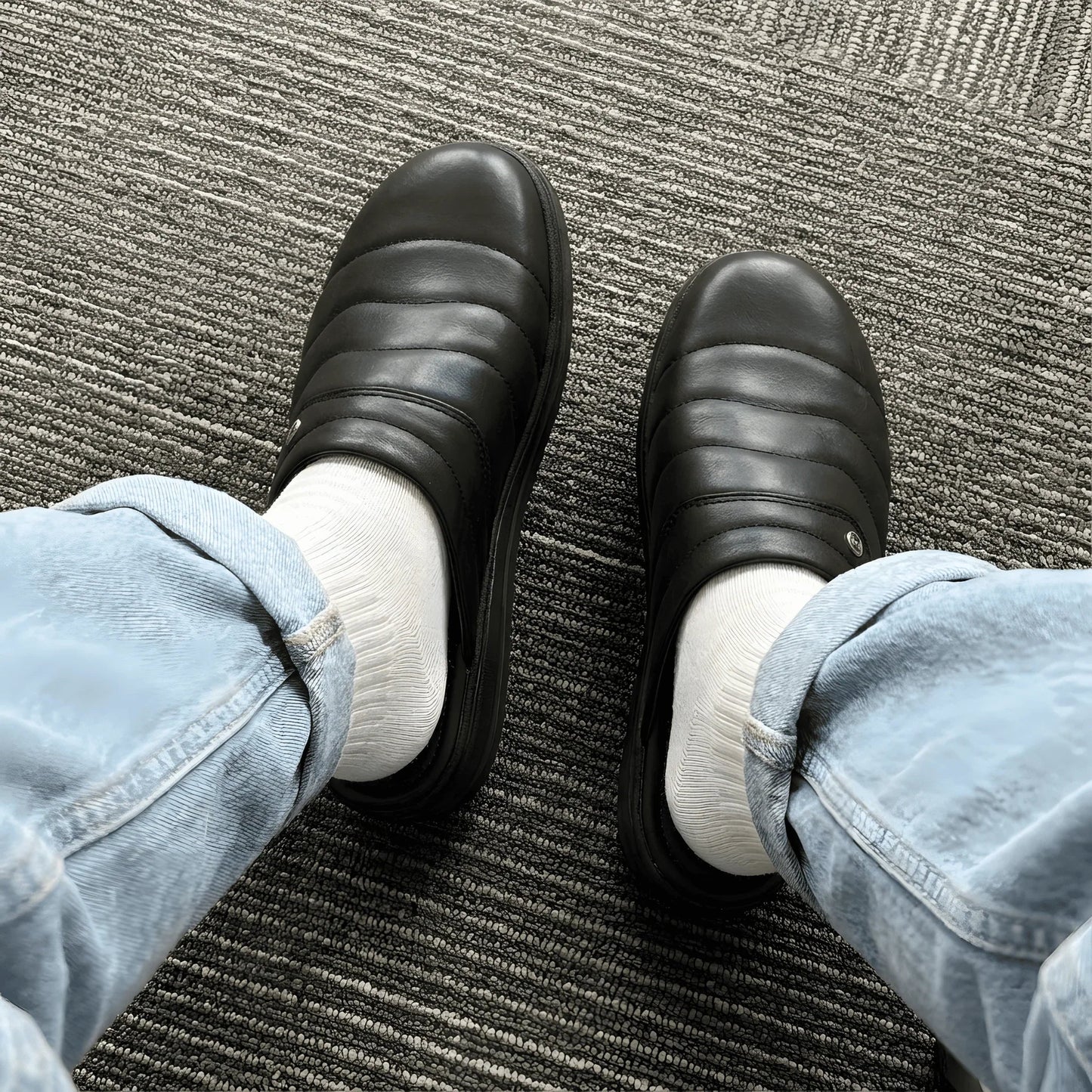 Vue de dessus sabot médical homme cuir noir, porté avec jean et chaussettes, chaussure ergonomique pour infirmiers et médecins - BAJO SHOES 047