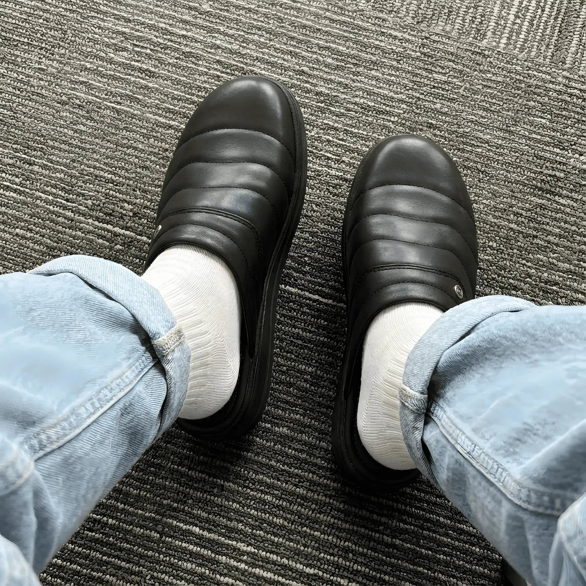 Vue de dessus sabot médical homme cuir noir, porté avec jean et chaussettes, chaussure ergonomique pour infirmiers et médecins - BAJO SHOES 047