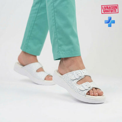 Sandales médicales femme cuir blanc portées en tenue médicale – Légères et confortables toute la journée BAJO 700